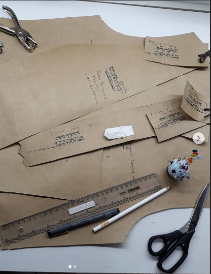 Moldes de vestuário e ferramentas de modelagem sobre a mesa